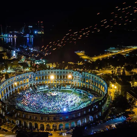 Διαμέρισμα Family & Friends Πούλα