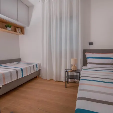Family & Friends - Floor - Free Parking Apartment Pula